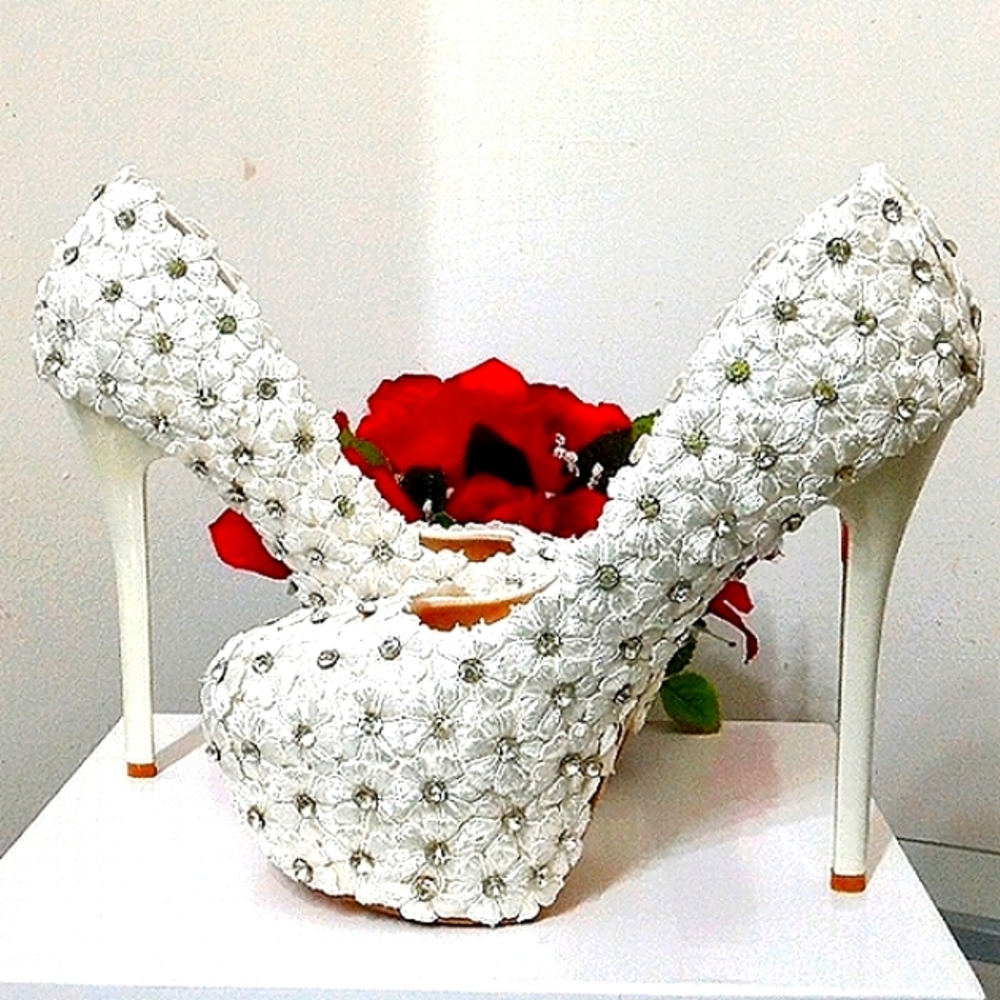 SALE🎁NIB🎁FREE GIFT INCLUDED🎁NWT Rhinestone Embroidery Stiletto High Heel Pump - Picture 4 of 16
